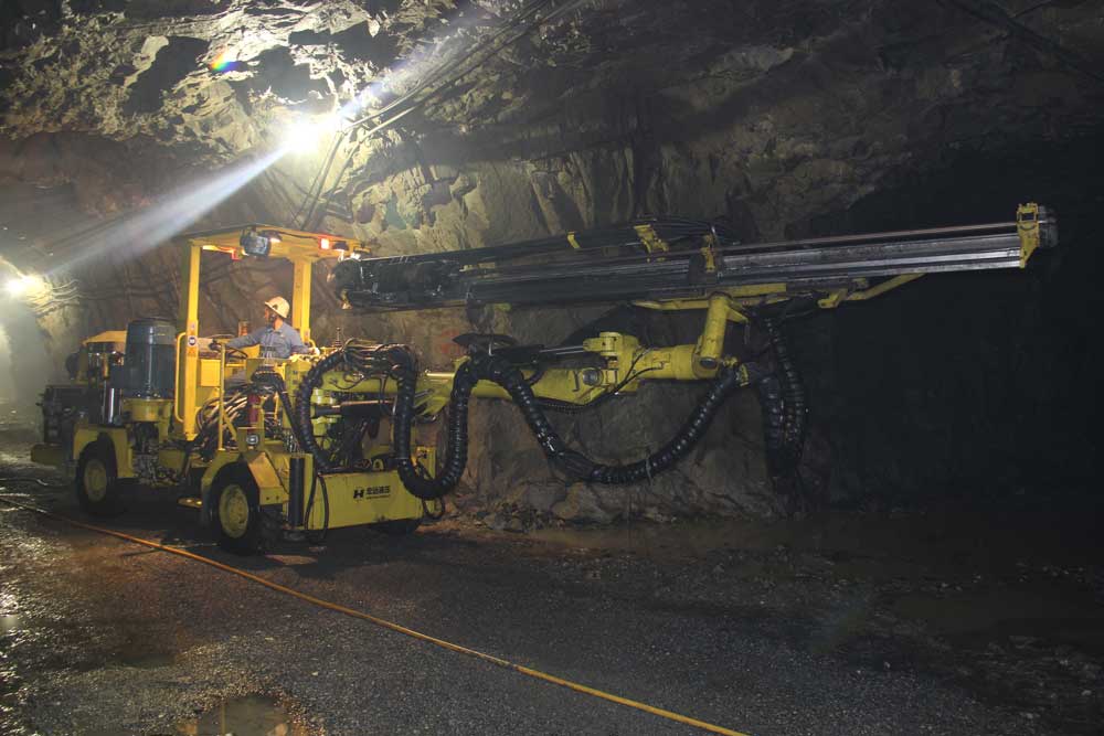 單臂掘進鉆車工作現(xiàn)場2