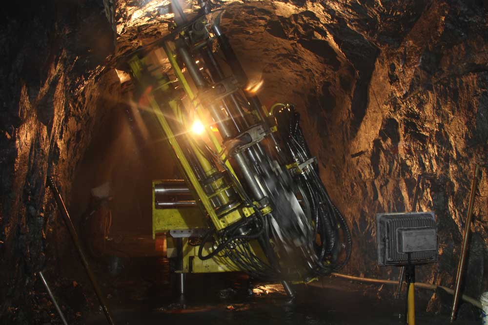 采礦鉆車開采中