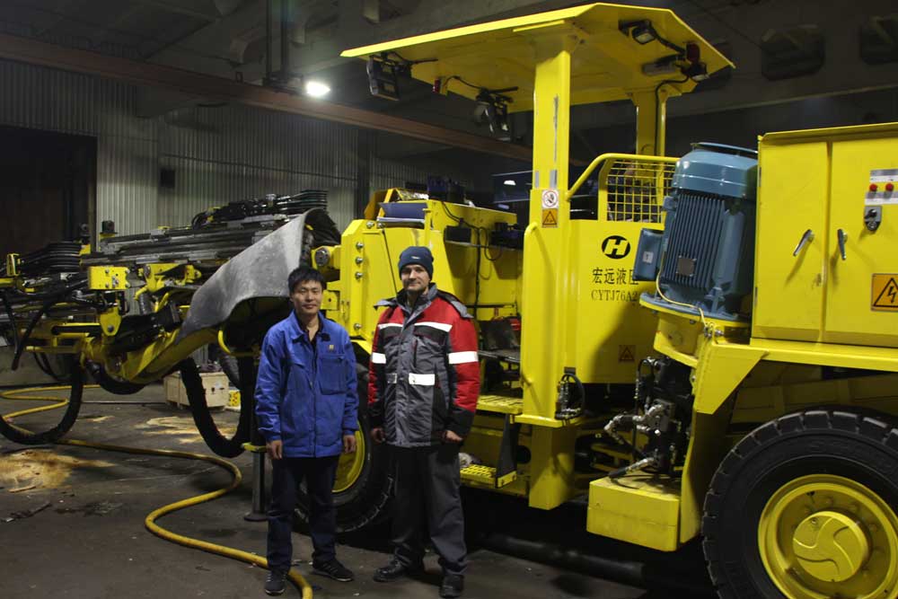 雙臂掘進鉆車工作現(xiàn)場